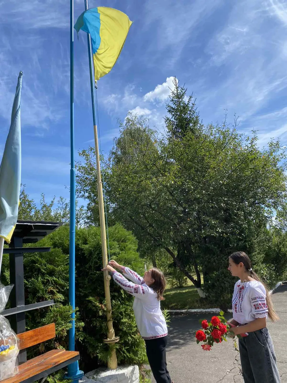 Державний прапор України -це символ нескореності, героїзму  та боротьби за незалежність. Після підняття прапора, подякували ЗСУ за можливість проводити заходи, вшанували пам'ять тих воїнів, які віддали життя захищаючи наш Прапор.