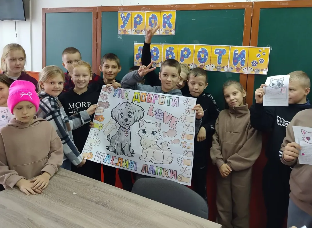 Діти разом створювали мегарозмальовку на тему "Щаслива лапа" – яскраве полотно, сповнене сердечок, пухнастиків, сонечок і теплих слів. Кожен малюнок – це окрема історія, промінчик добра та любові 💫